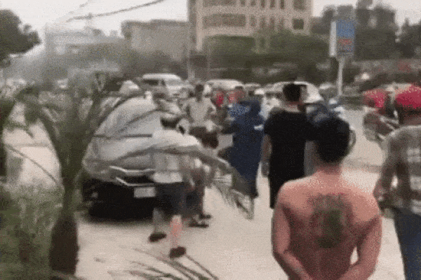 Clip: Vợ tung chưởng đạp vỡ kính chắn gió, túm tóc xử tiểu tam giữa phố-2