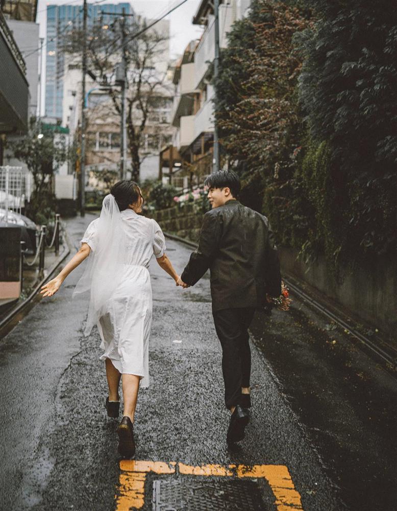 Cặp đôi du học sinh Việt tại Tokyo chụp ảnh cưới dưới mưa tuyệt ...