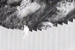Video nhóm buôn người thả trẻ em qua tường biên giới cao 4 mét ở Mỹ