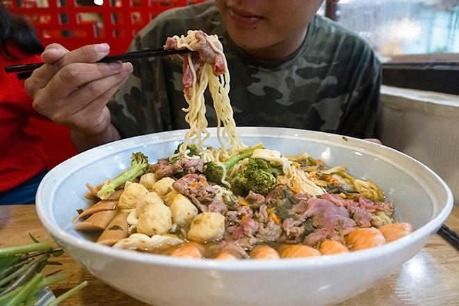 Lỡ gọi bát phở sân bay big size, nhân viên bê ra mà ngã ngửa-5