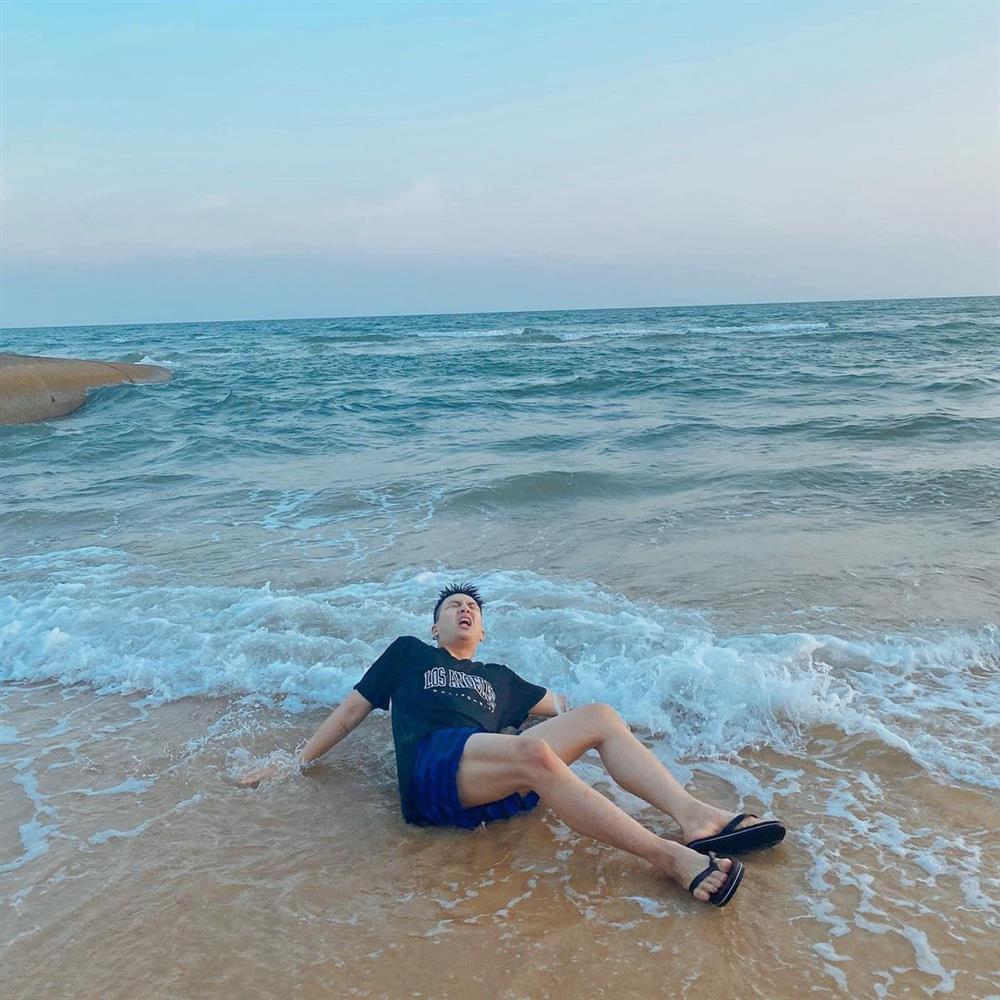 Duy Khánh ngã chổng vó trên bãi biển, mặt mũi thê thảm-4