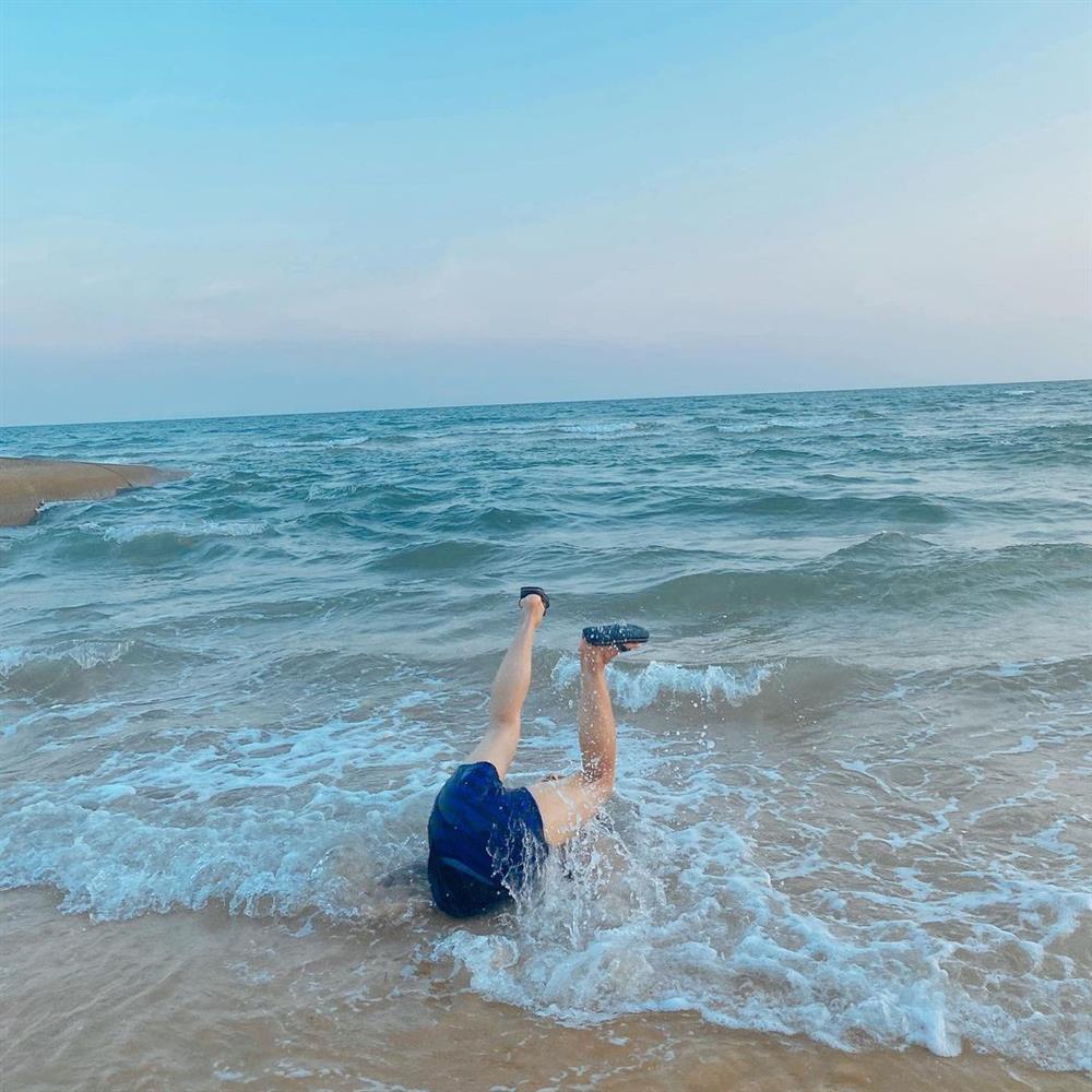 Duy Khánh ngã chổng vó trên bãi biển, mặt mũi thê thảm-5
