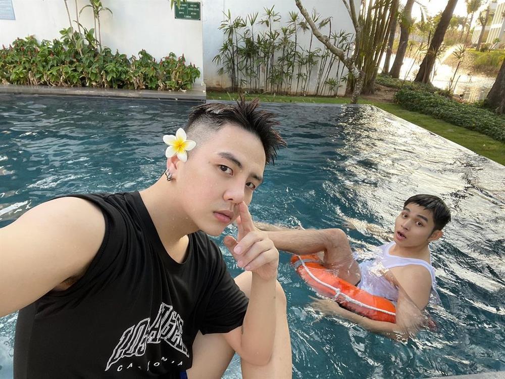 Duy Khánh ngã chổng vó trên bãi biển, mặt mũi thê thảm-3