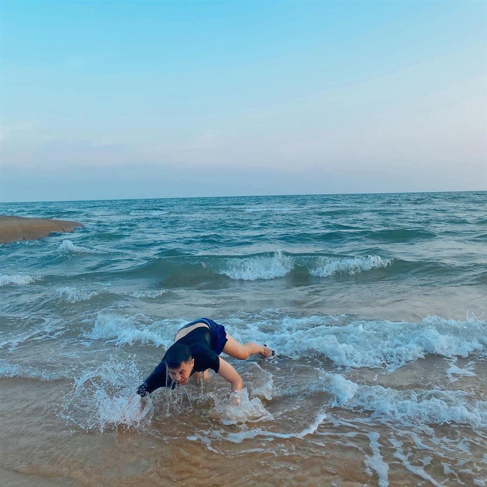 Duy Khánh ngã chổng vó trên bãi biển, mặt mũi thê thảm-6