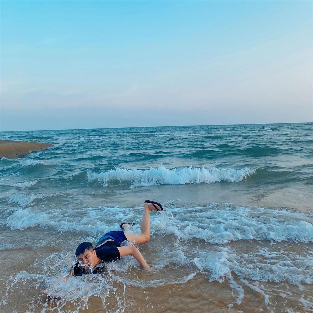 Duy Khánh ngã chổng vó trên bãi biển, mặt mũi thê thảm-7