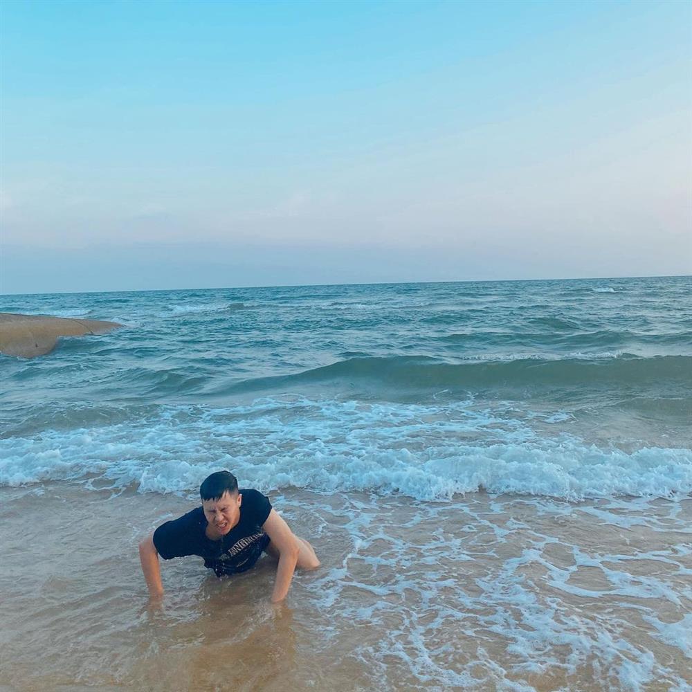 Duy Khánh ngã chổng vó trên bãi biển, mặt mũi thê thảm-8