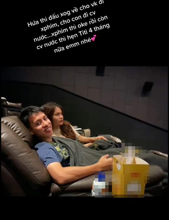 Vợ Hùng Dũng chia sẻ khoảnh khắc cùng chồng vác nạng đi xem phim-2