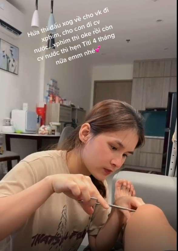 Vợ Hùng Dũng chia sẻ khoảnh khắc cùng chồng vác nạng đi xem phim-4