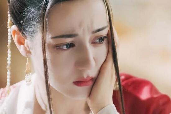 Địch Lệ Nhiệt Ba bị chê cười vì diễn xuất đơ cứng, lười biếng