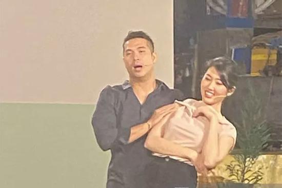 Trương Thế Vinh - Thúy Ngân bị tóm gọn khoảnh khắc ôm ấp tình tứ