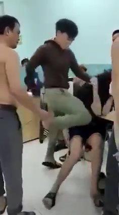 Vụ 2 thiếu niên bị bảo vệ dân phố tra tấn: Em xin chú ấy không tha-5