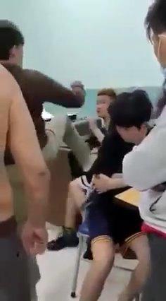 Nghi trộm cắp, 2 học sinh ở TP HCM bị đánh dã man ngay trong phòng giám thị-4