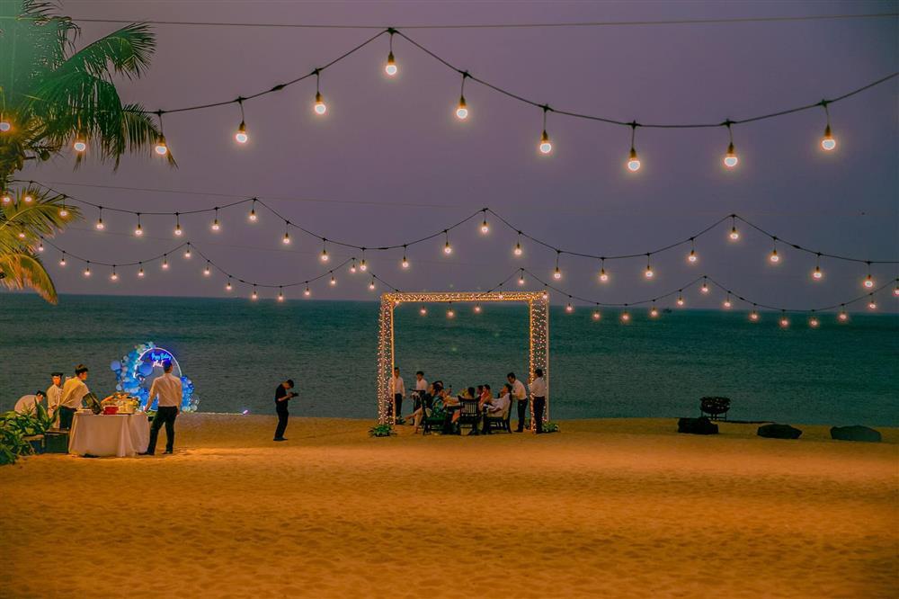 Sinh nhật Lệ Quyên trên bãi biển: Lâm Bảo Châu chiếm spotlight-10