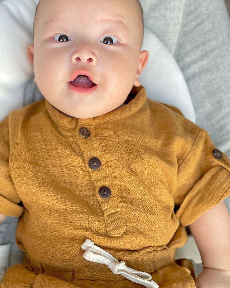 Thời trang đồng điệu xinh yêu của cặp sinh đôi Hồ Ngọc Hà - Kim Lý-2