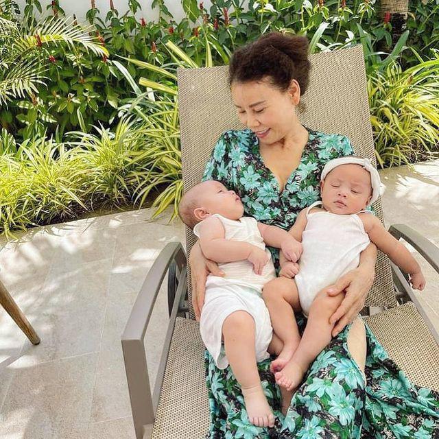 Thời trang đồng điệu xinh yêu của cặp sinh đôi Hồ Ngọc Hà - Kim Lý-7