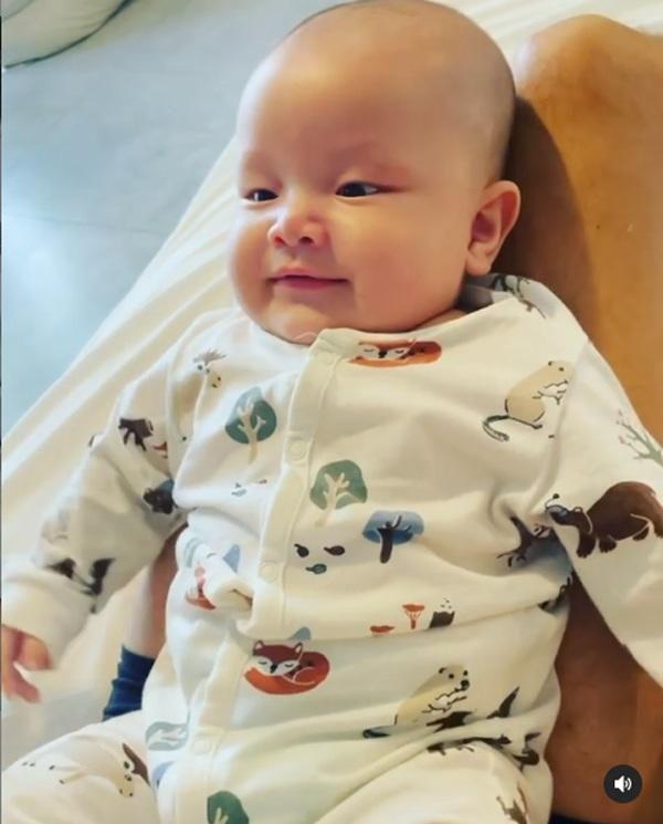 Thời trang đồng điệu xinh yêu của cặp sinh đôi Hồ Ngọc Hà - Kim Lý-10