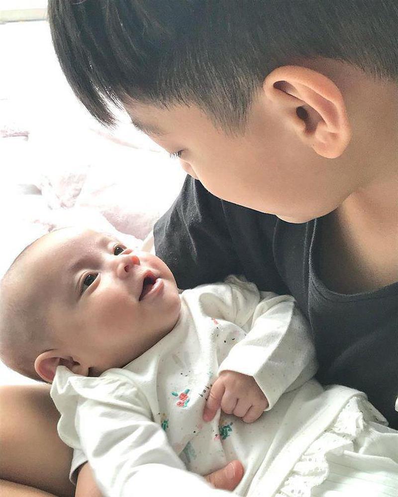 Thời trang đồng điệu xinh yêu của cặp sinh đôi Hồ Ngọc Hà - Kim Lý-11