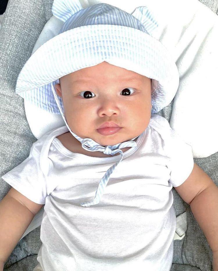 Thời trang đồng điệu xinh yêu của cặp sinh đôi Hồ Ngọc Hà - Kim Lý-12