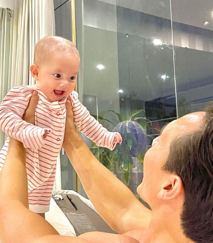 Thời trang đồng điệu xinh yêu của cặp sinh đôi Hồ Ngọc Hà - Kim Lý-14