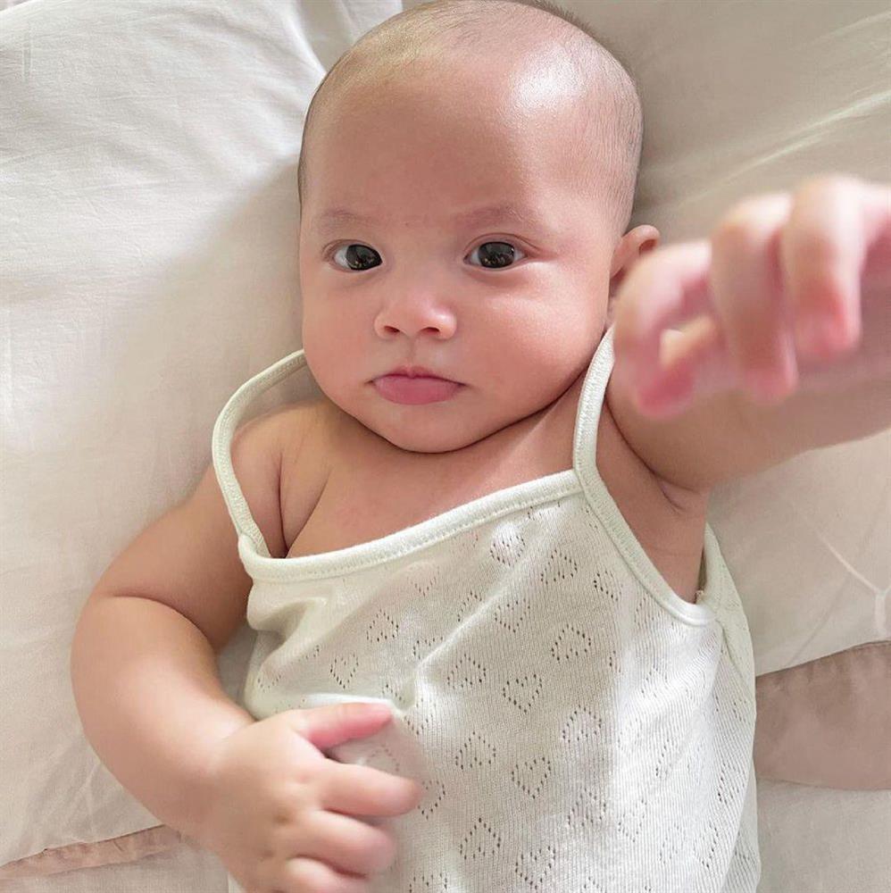 Thời trang đồng điệu xinh yêu của cặp sinh đôi Hồ Ngọc Hà - Kim Lý-17