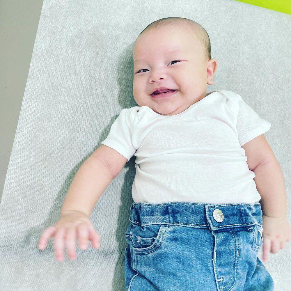 Thời trang đồng điệu xinh yêu của cặp sinh đôi Hồ Ngọc Hà - Kim Lý-19