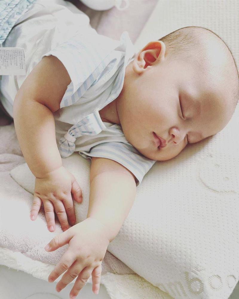 Thời trang đồng điệu xinh yêu của cặp sinh đôi Hồ Ngọc Hà - Kim Lý-20