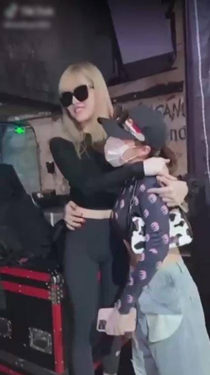 Thiều Bảo Trâm mất điểm vì chiếc quần bó chịt phản chủ-1