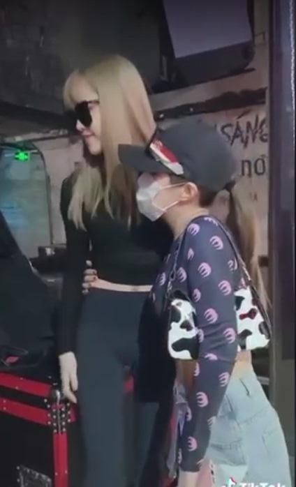 Thiều Bảo Trâm mất điểm vì chiếc quần bó chịt phản chủ-3