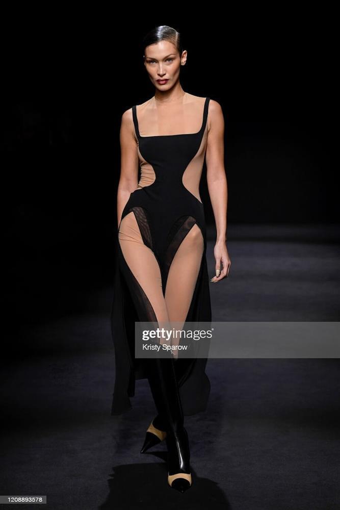 Siêu mẫu Bella Hadid để ngực trần trụi khi trình diễn show thời trang-3