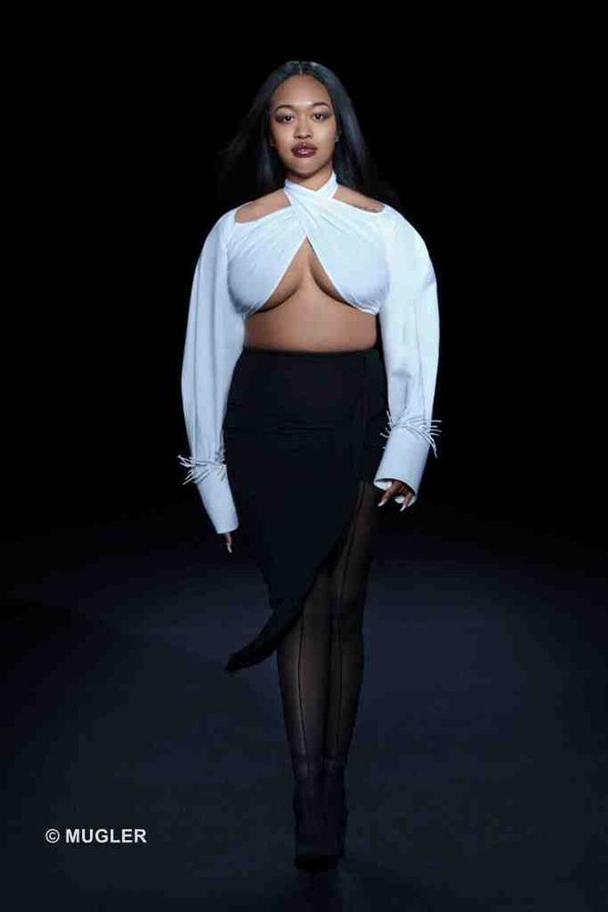 Siêu mẫu Bella Hadid để ngực trần trụi khi trình diễn show thời trang-7