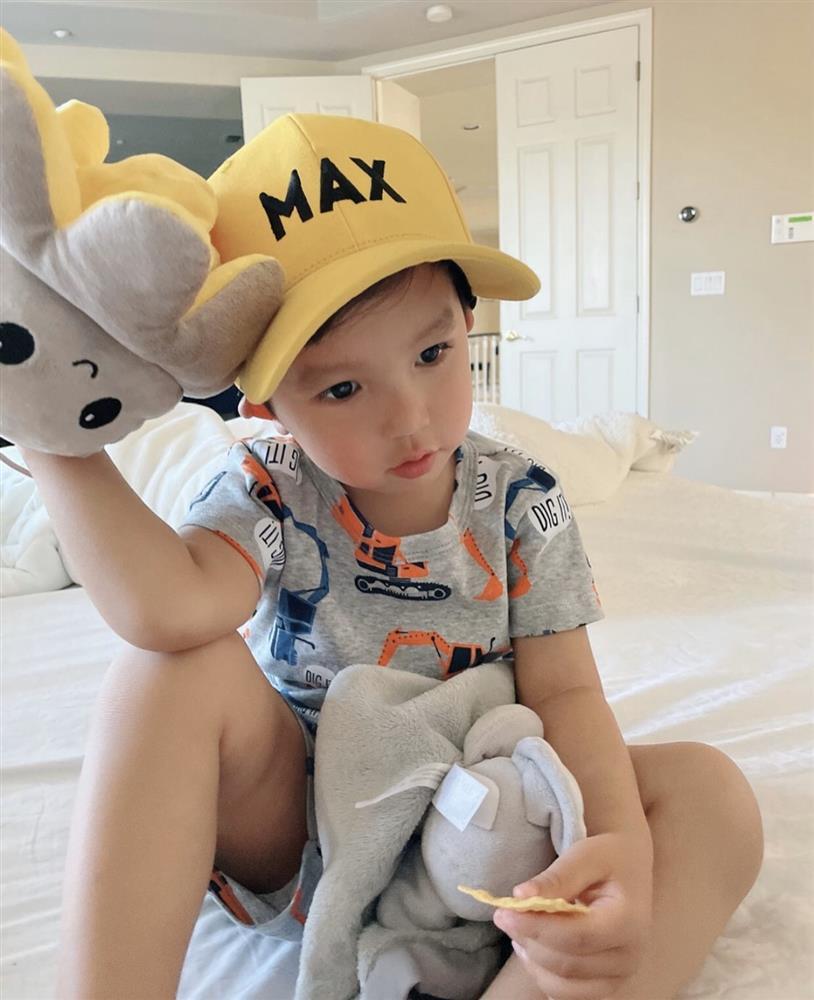 Con trai Phạm Hương được mẹ đầu tư như một fashionista nhí-1