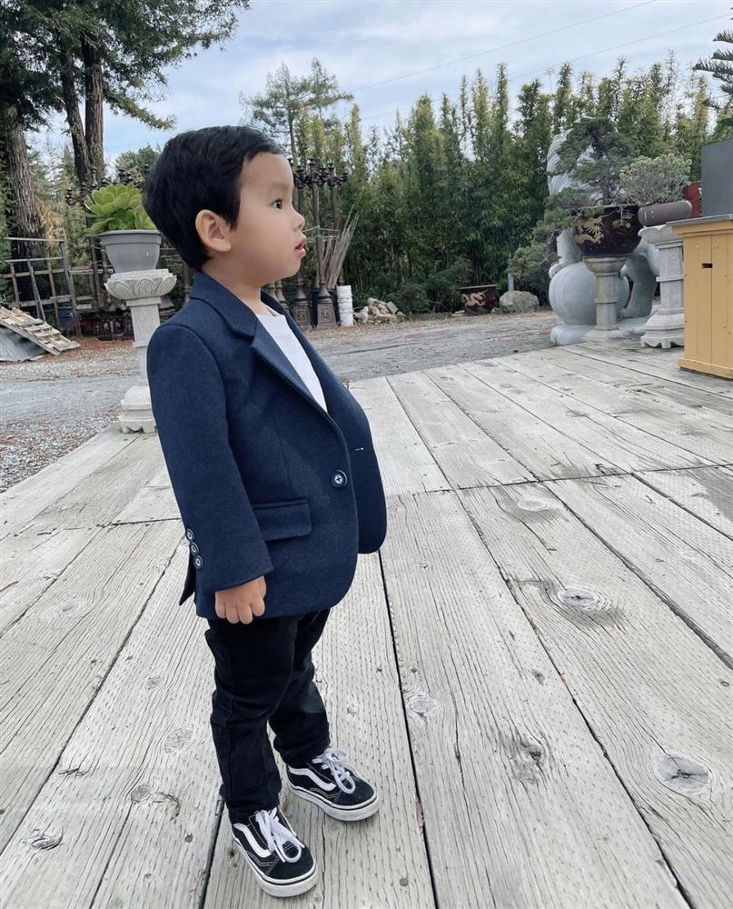 Con trai Phạm Hương được mẹ đầu tư như một fashionista nhí-4