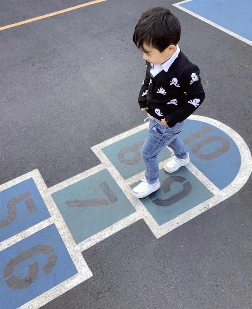 Con trai Phạm Hương được mẹ đầu tư như một fashionista nhí-5