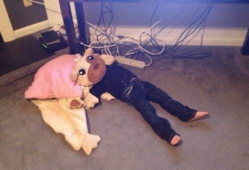 Phì cười với kiểu trốn tìm giấu đầu hở đuôi của các em bé-11