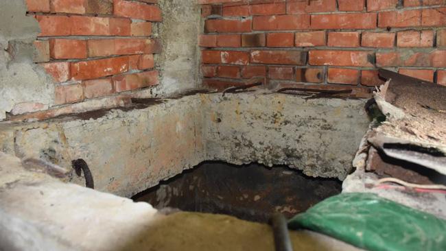 Uống nước có mùi cả tháng, người dân sốc khi thấy xác một bà lão trong bể chứa-1