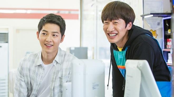 Song Joong Ki từng tiết lộ Lee Kwang Soo là người bạn nghệ sĩ duy nhất anh dẫn về nhà chơi và giới thiệu với cha mẹ. 