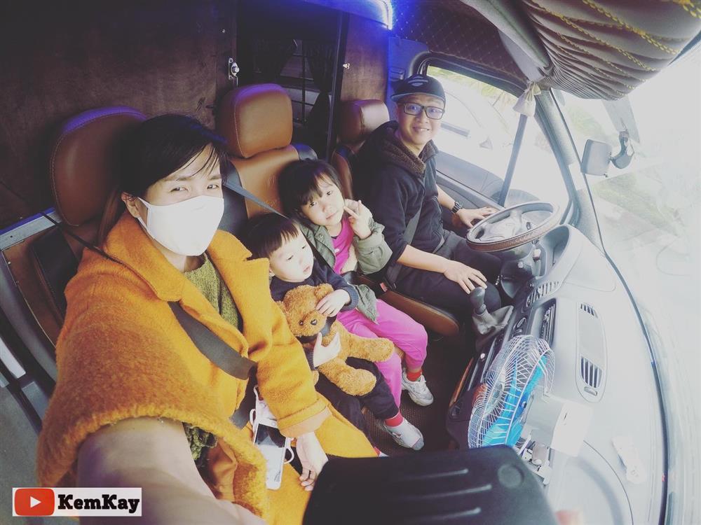 Cặp đôi 15 ngày độ xe ô tô cũ thành ngôi nhà di động đưa con đi khắp thế gian-1