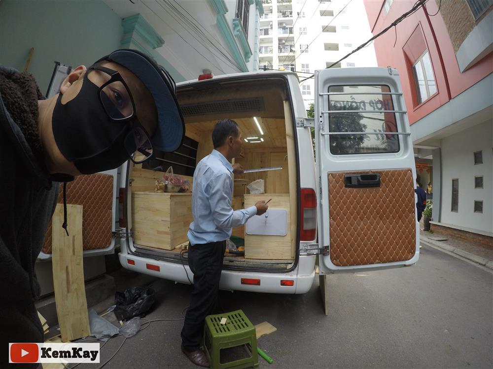 Cặp đôi 15 ngày độ xe ô tô cũ thành ngôi nhà di động đưa con đi khắp thế gian-3
