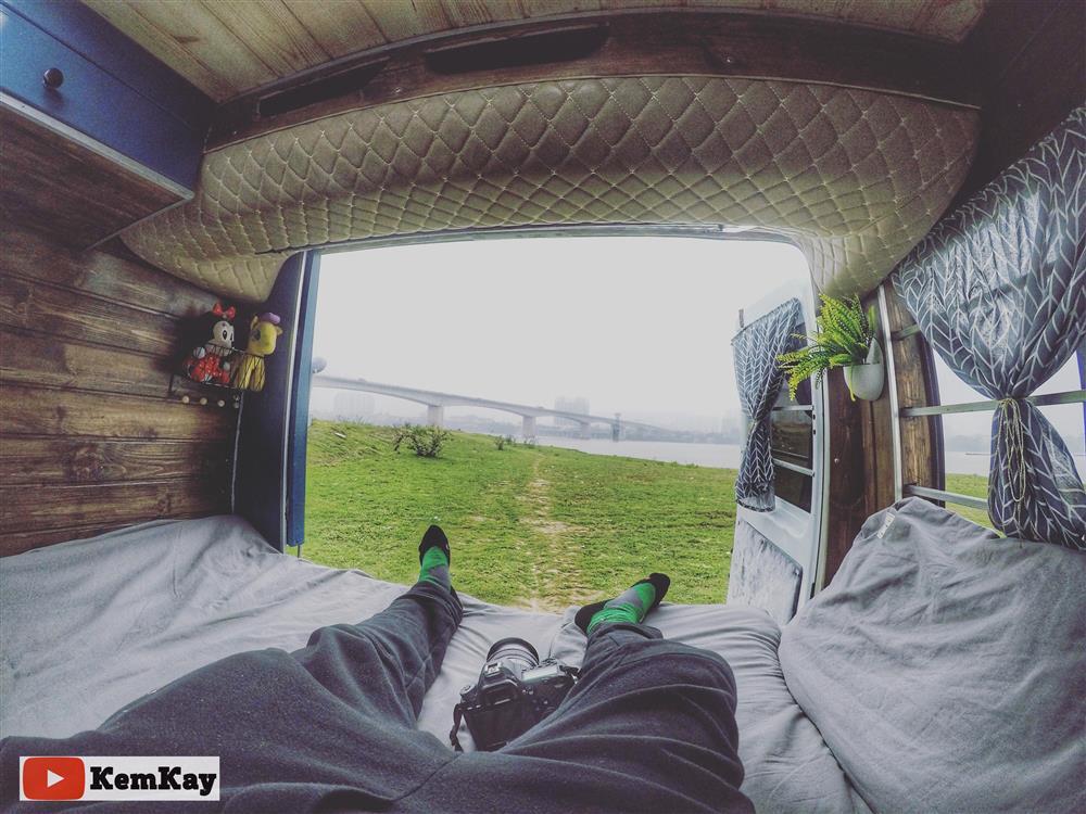 Cặp đôi 15 ngày độ xe ô tô cũ thành ngôi nhà di động đưa con đi khắp thế gian-7