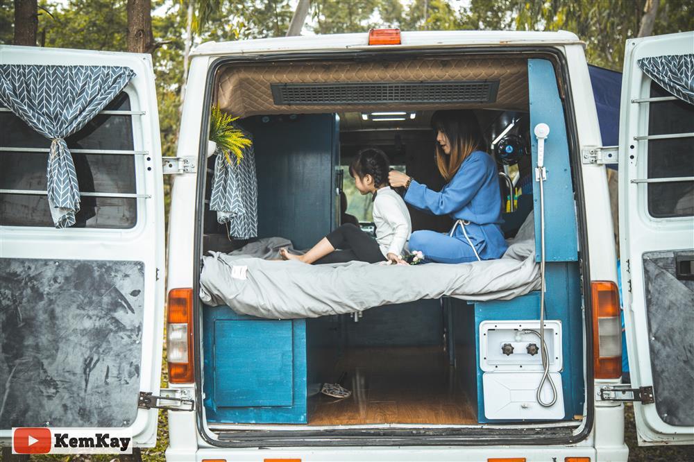 Cặp đôi 15 ngày độ xe ô tô cũ thành ngôi nhà di động đưa con đi khắp thế gian-11