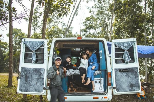 Đến quán cà phê đẹp ở Sài Gòn mà khách chỉ mải ngắm hoa là sao?-17