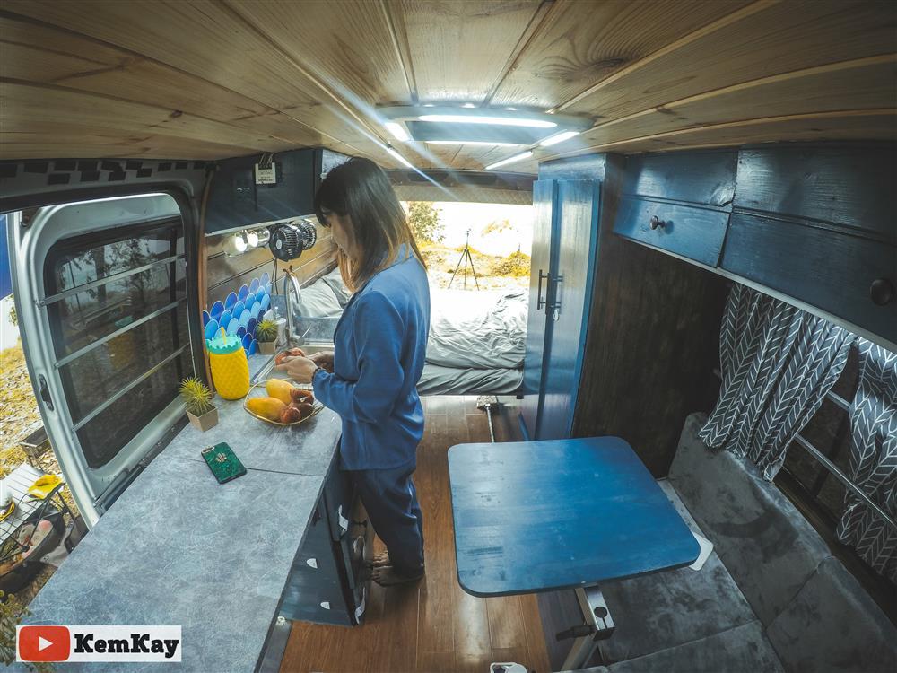 Cặp đôi 15 ngày độ xe ô tô cũ thành ngôi nhà di động đưa con đi khắp thế gian-8