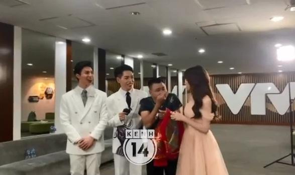 Tự Long bị chê vô duyên khi nhắc tên Công Phượng trước Hòa Minzy-1