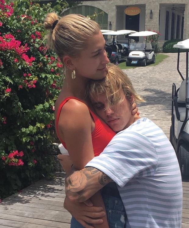 Bà xã Justin Bieber tiết lộ lí do xóa Twitter, do bị so sánh với Selena Gomez?-1