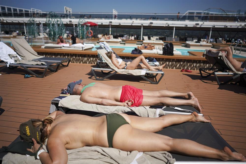 Dân Italy tiệc tùng ngoài khơi để trốn Covid-19-2