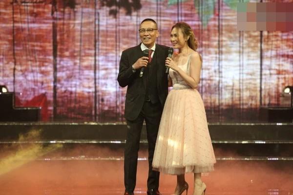 Đức Phúc bắn tiếng Anh như gió và hát live cực ngọt trên sóng truyền hình Hàn Quốc-2