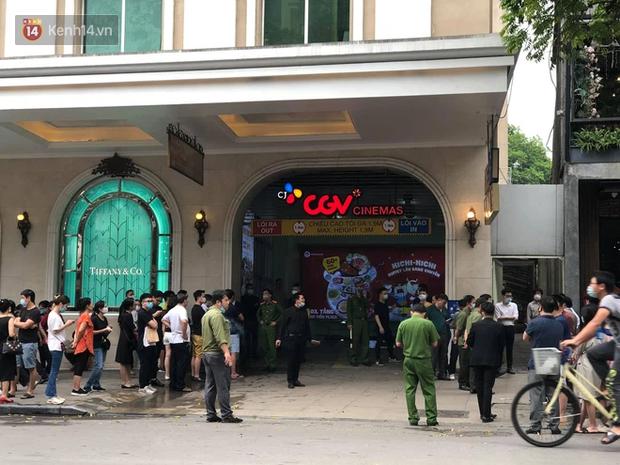 Cháy ô tô dưới tầng hầm Tràng Tiền Plaza, người dân hoảng hốt-1