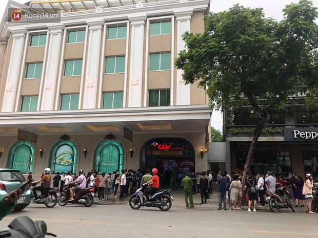 Cháy ô tô dưới tầng hầm Tràng Tiền Plaza, người dân hoảng hốt-3