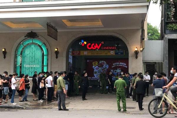 2 ô tô bốc cháy giữa ngày nắng đỉnh điểm ở Hà Nội-4