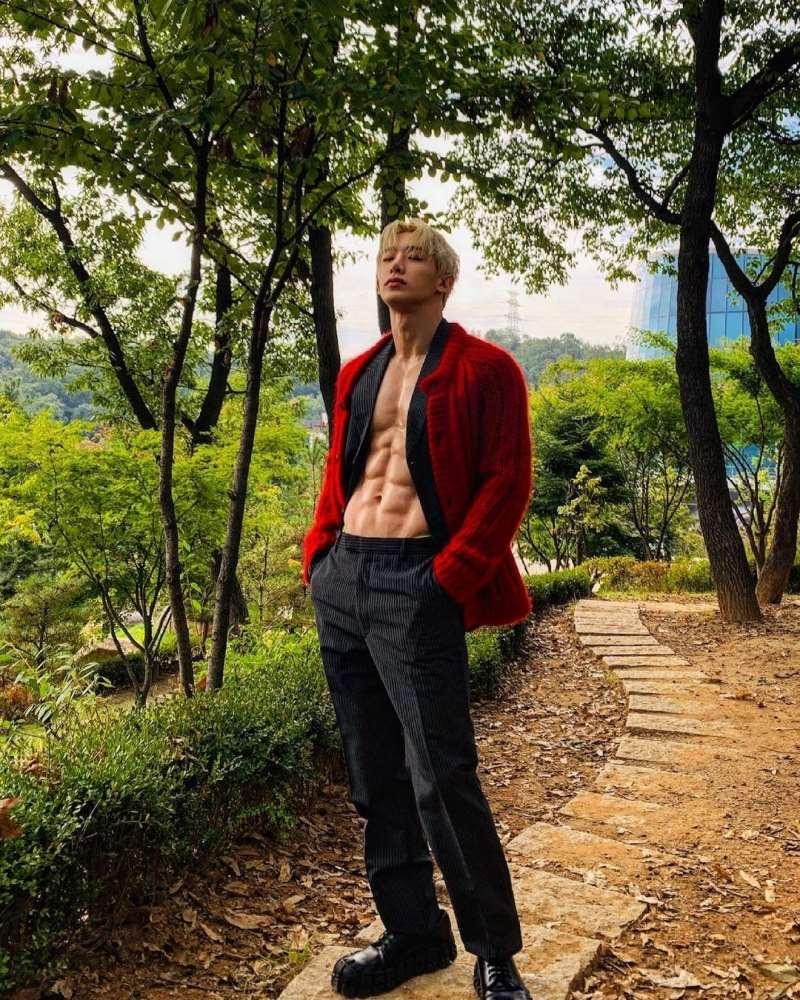 Nam idol Hàn đăng ảnh giường chiếu, khoe luôn bộ phận nhạy cảm-3